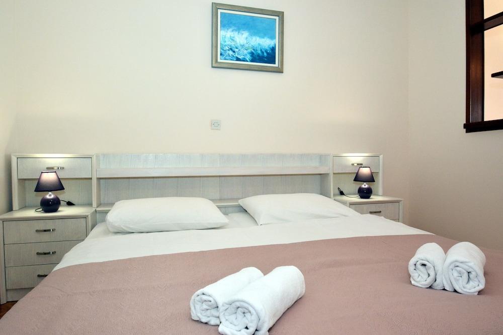Pansion Dioklecijan Apartment โปดสตรานา ภายนอก รูปภาพ